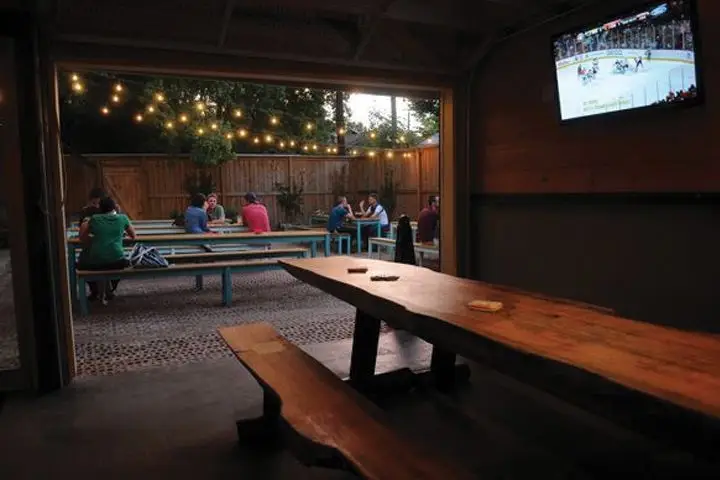 D&T Drive Inn façade