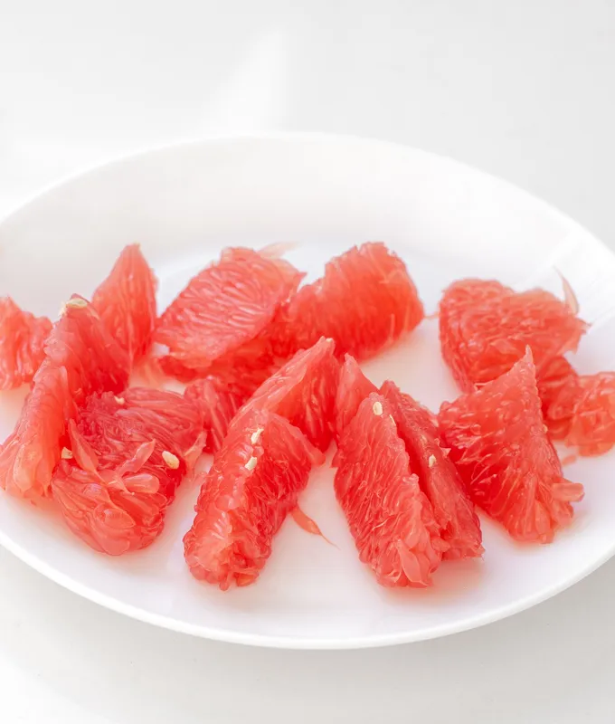 How to remove the membranes from grapefruit slices.' title='How to Cut a Grapefruit