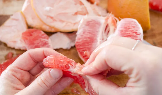 How to remove the membranes from grapefruit slices.' title='How to Cut a Grapefruit