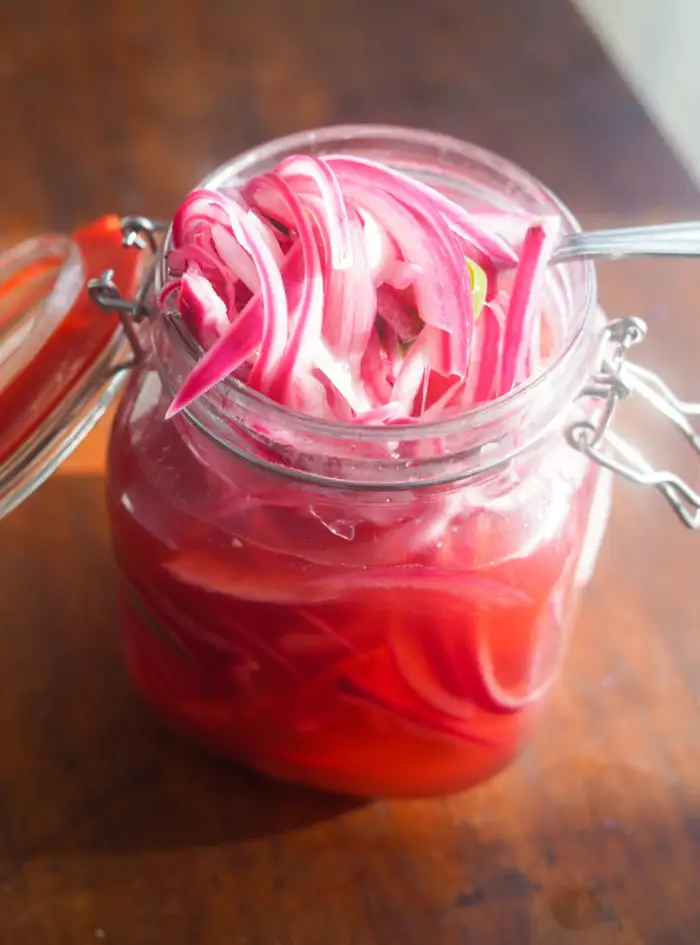 Oignons rouges marinés épicés