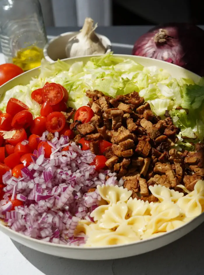 Salade de pâtes végétalienne au pesto