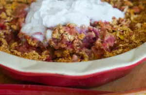 Croustillant végétalien aux fraises et à la rhubarbe