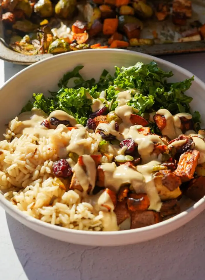 Bol de récolte végétalien avec vinaigrette à l'érable de Dijon