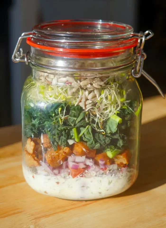 Salade de chou frisé en pot Mason