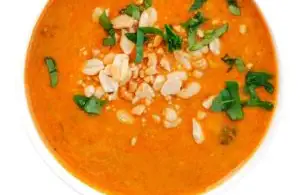 Soupe végétalienne au curry rouge