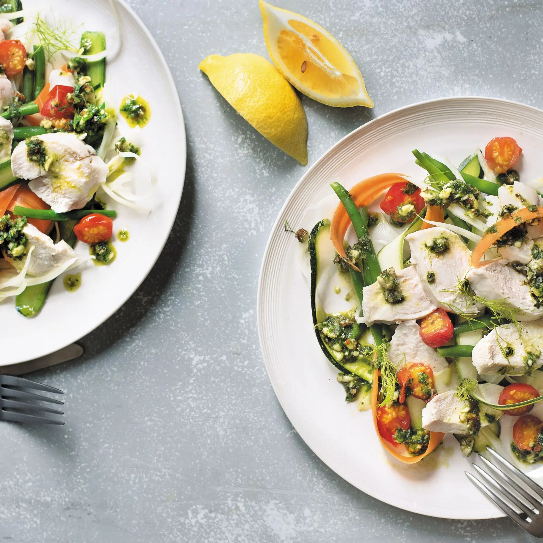 Frango escalfado, legumes crocantes e molho de ervas