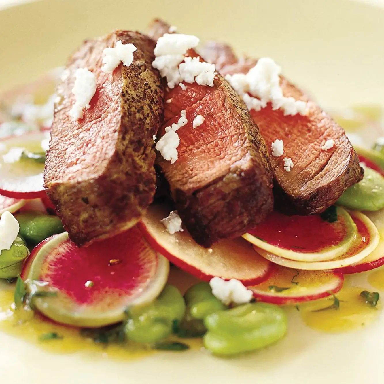 Filet Mignon fatiado com feijão fava, rabanete e molho de mostarda