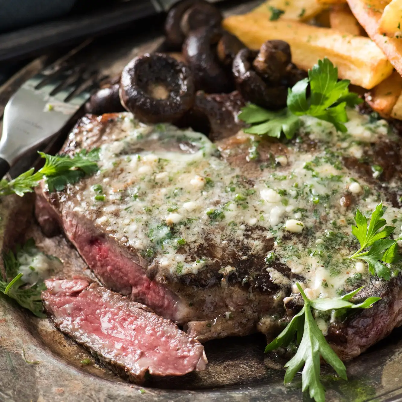 Bife e batatas fritas com cebolas em conserva