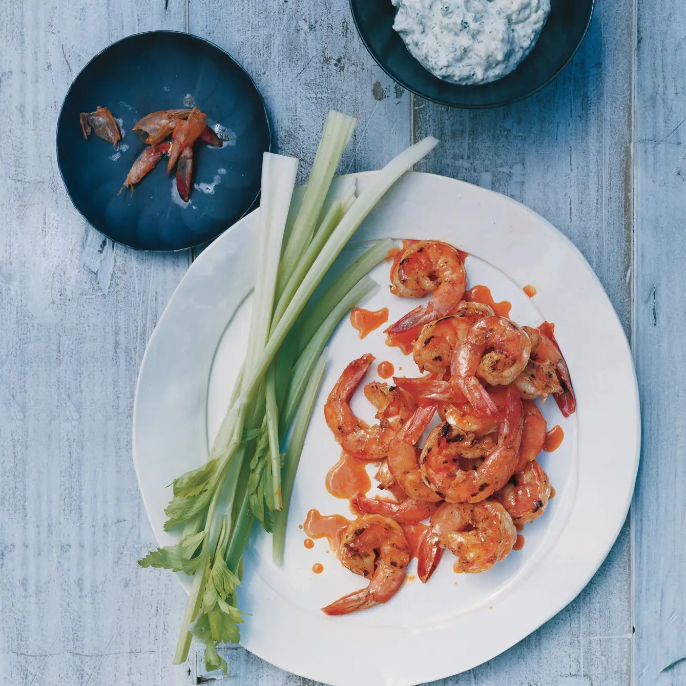 Camarão grelhado de búfalo com molho de queijo azul e aipo
