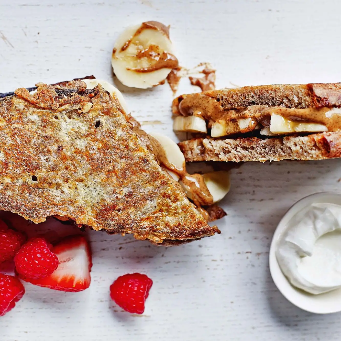 Rabanada francesa recheada com manteiga de amêndoa e banana