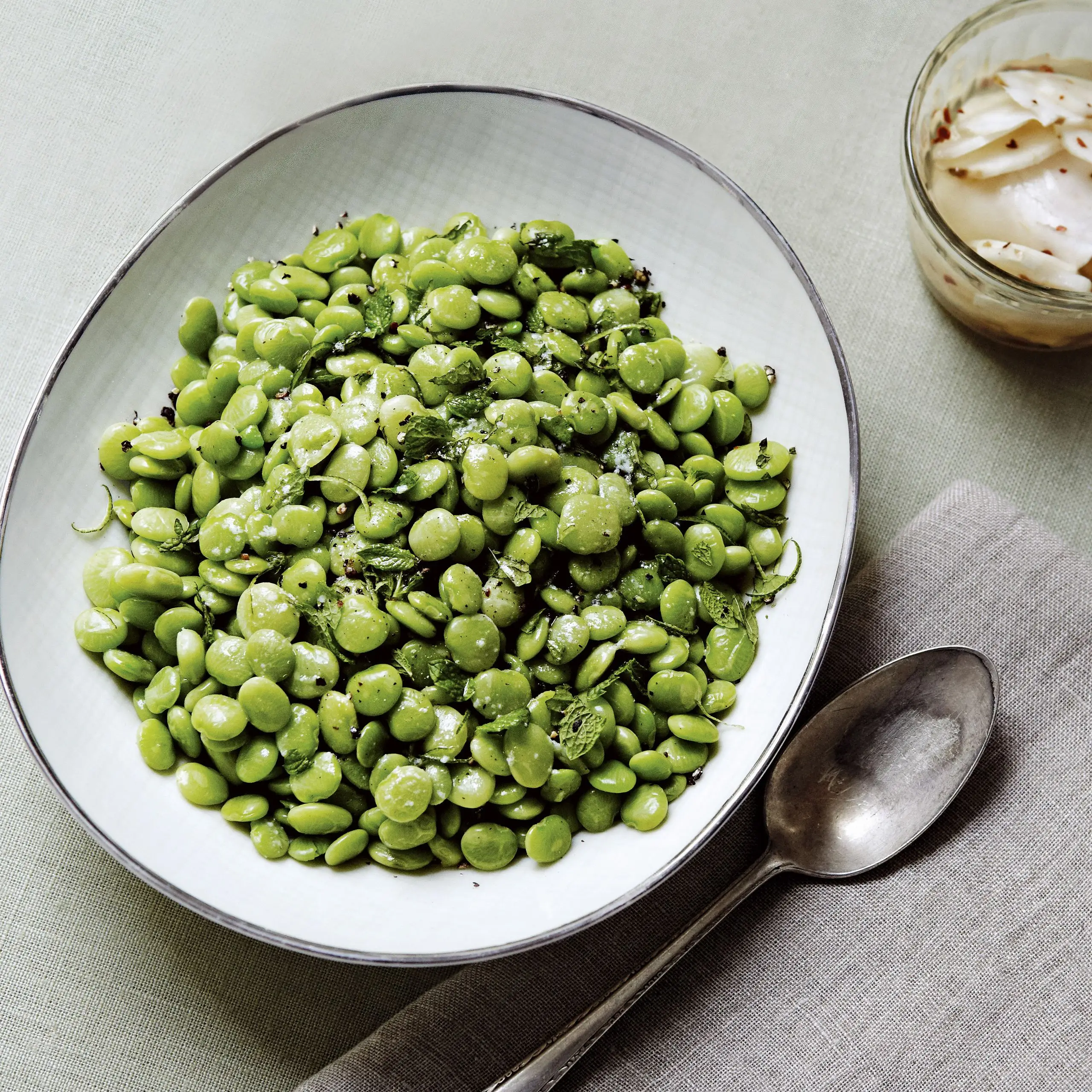 Feijão de manteiga com manteiga, hortelã e limão