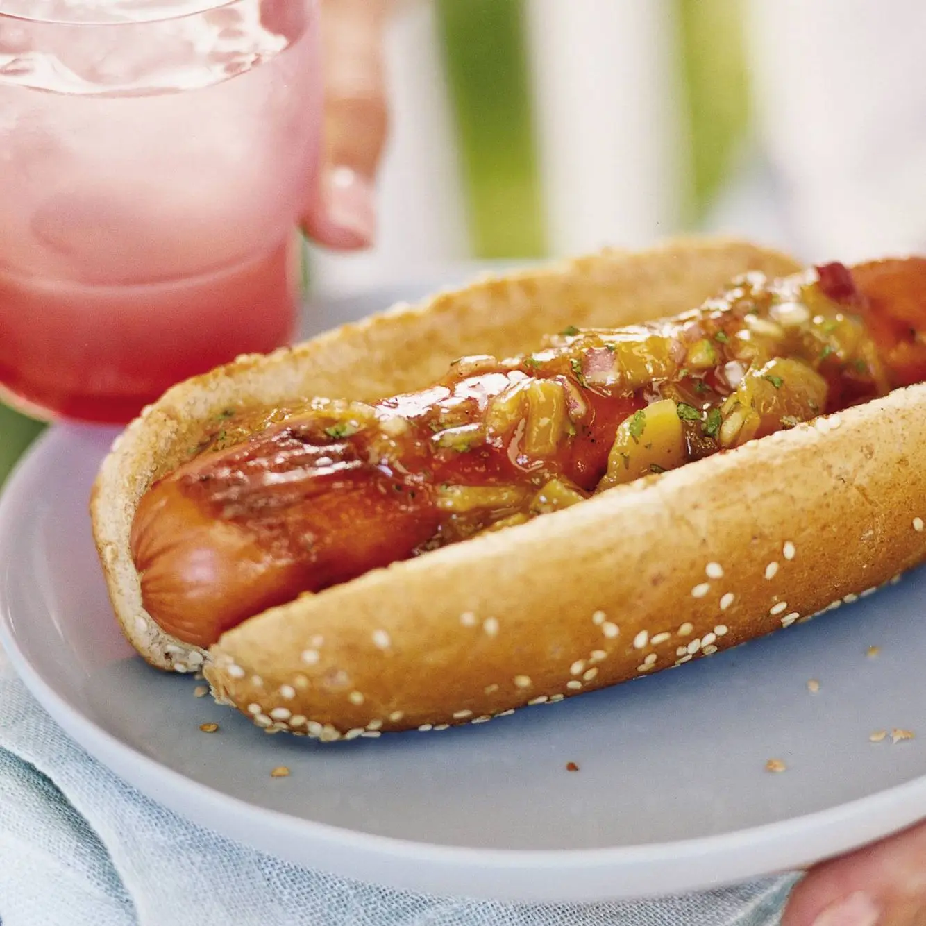 Cachorros -quentes grelhados com chutney de manga e cebola vermelha