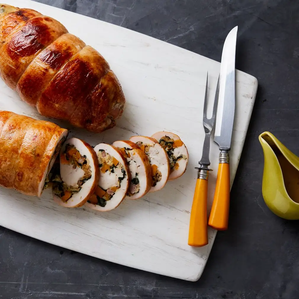 Peito de peru recheado com abóbora, couve e salsicha