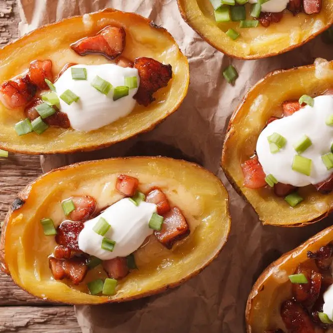 Peles de batata com bacon e queijo