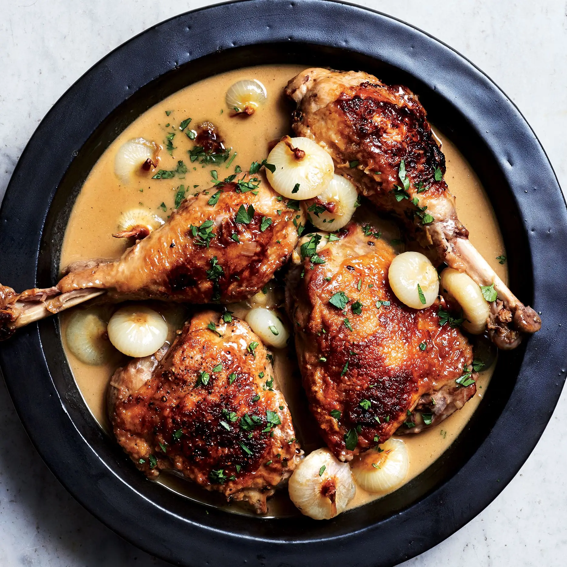 Die Beine der Türkei mit zerquetschten Pflanzen