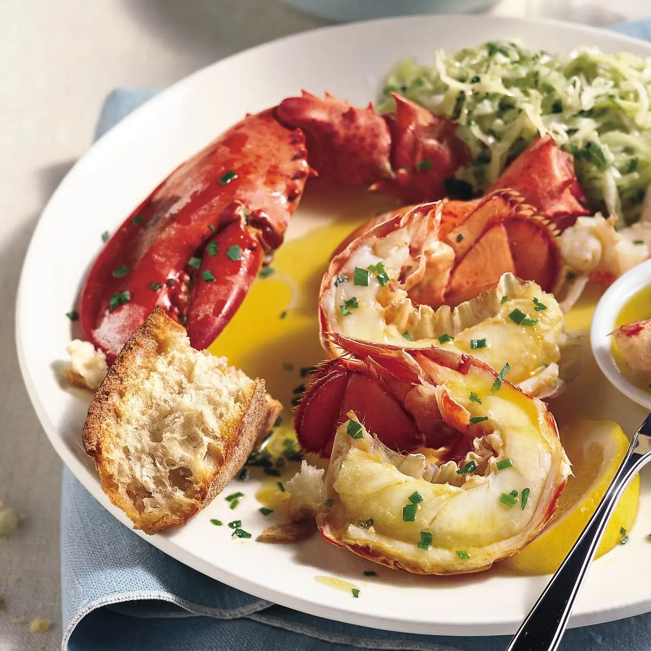 Lagosta cozida no vapor com manteiga de limão-erva