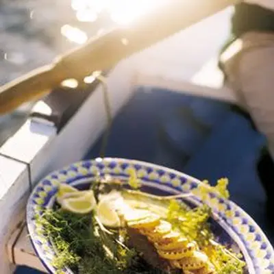 Baixo listrado grelhado com limão e erva -doce