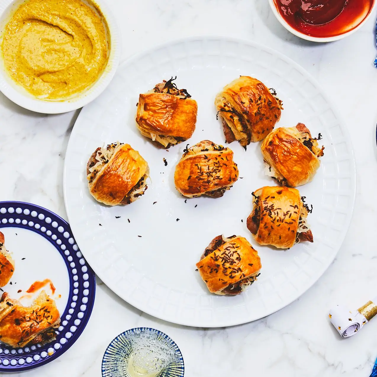 Pigs-in-a-Blanket com chucrute e mostarda