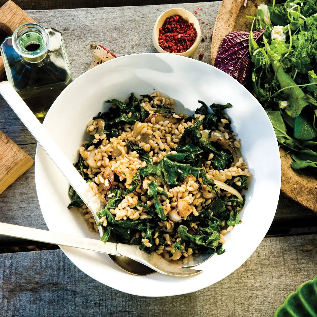 Ferries de trigo com cebolas carbonizadas e couve