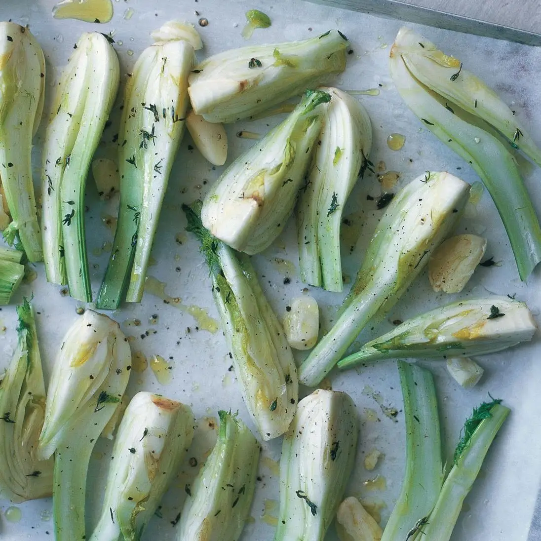 Erva -doce assada com azeitonas e alho