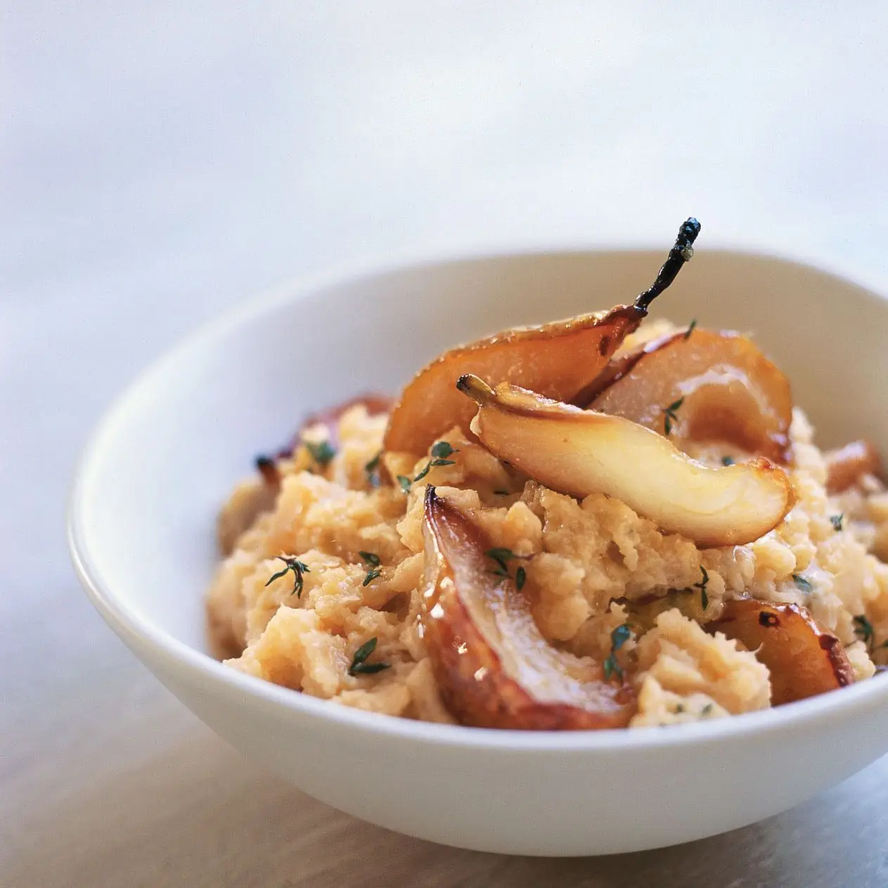 Rutabagas esmagados com peras assadas por gengibre