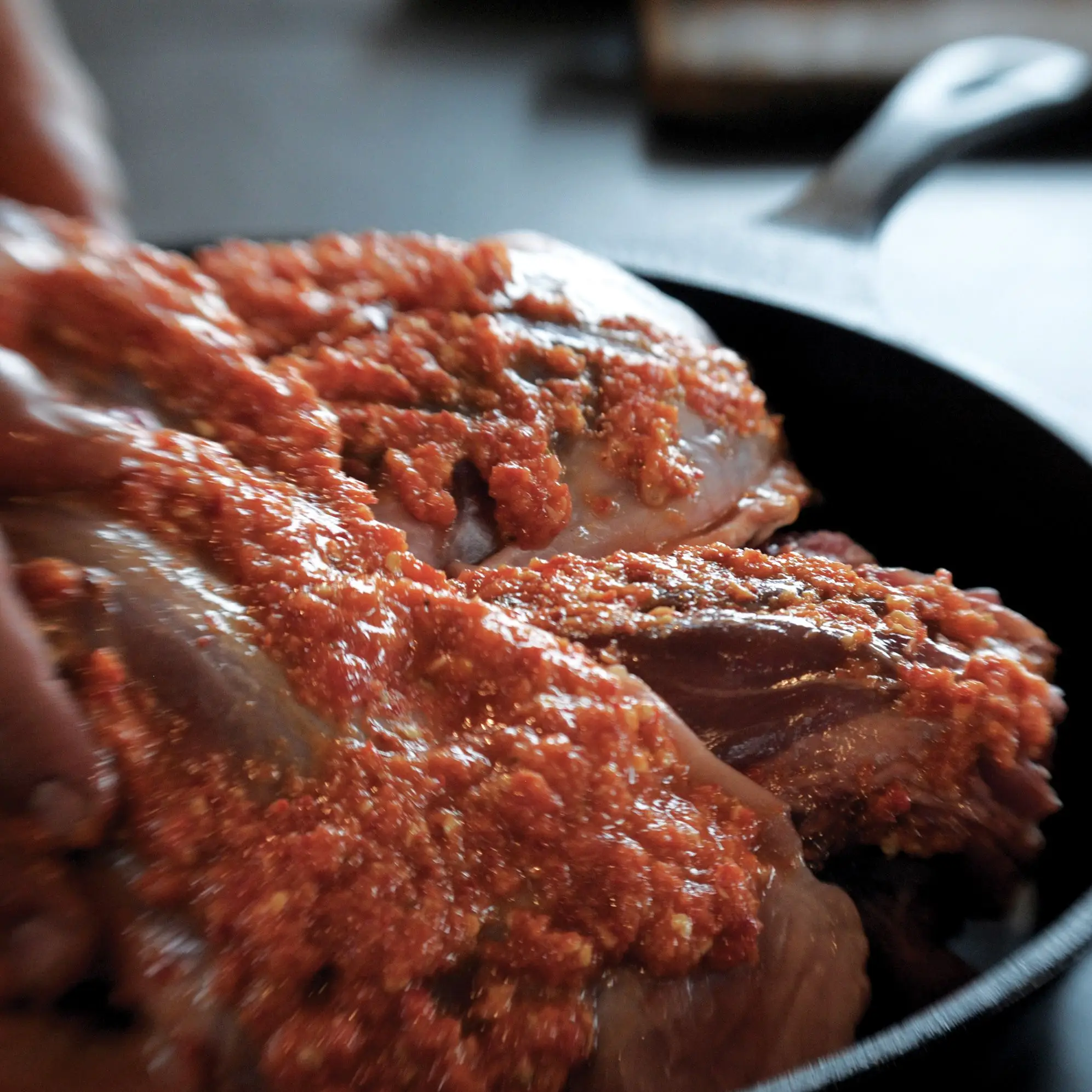 Ombro de cabra com chili fumado