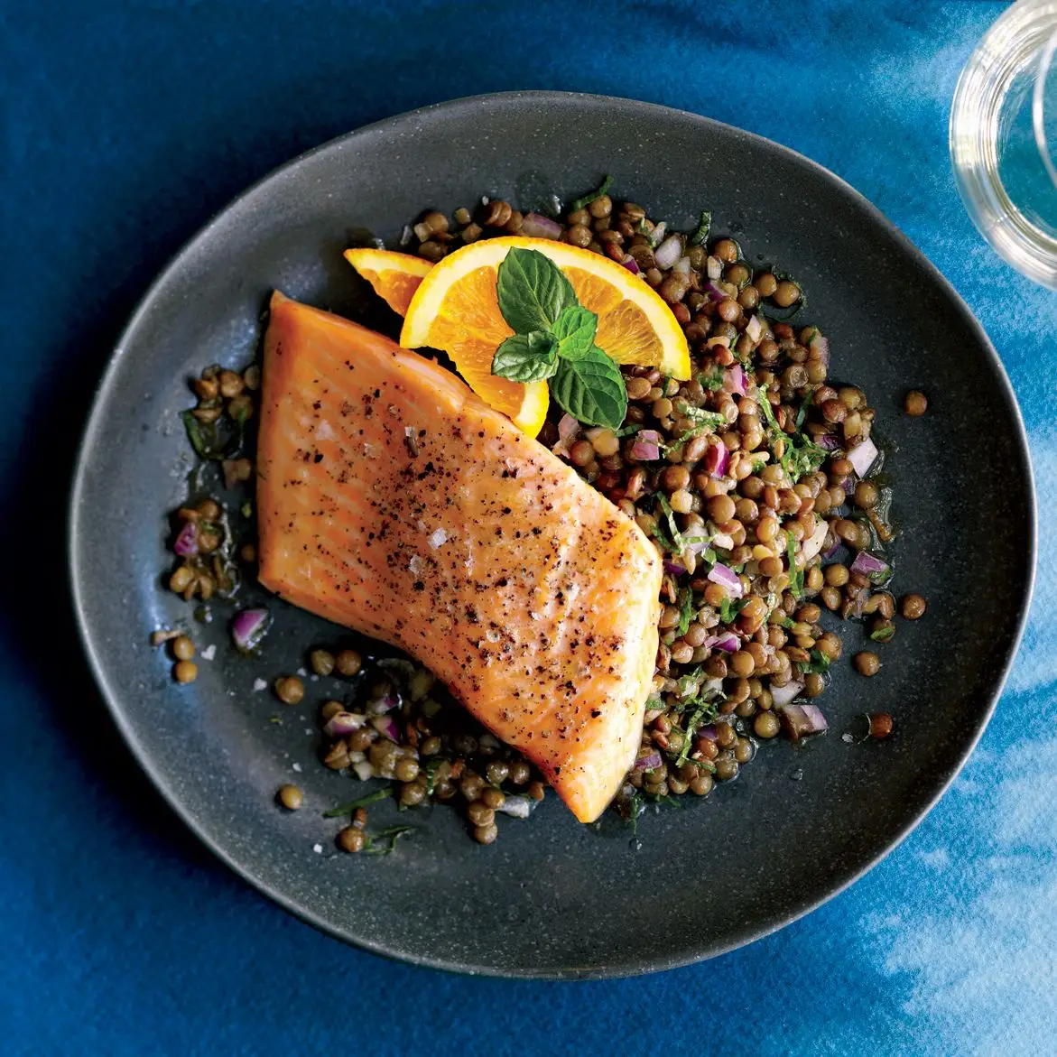 Char ártico assado com salada laranja-lentil