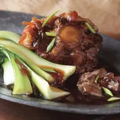 Rabo de boi renovado com anis estrelado e verduras chinesas