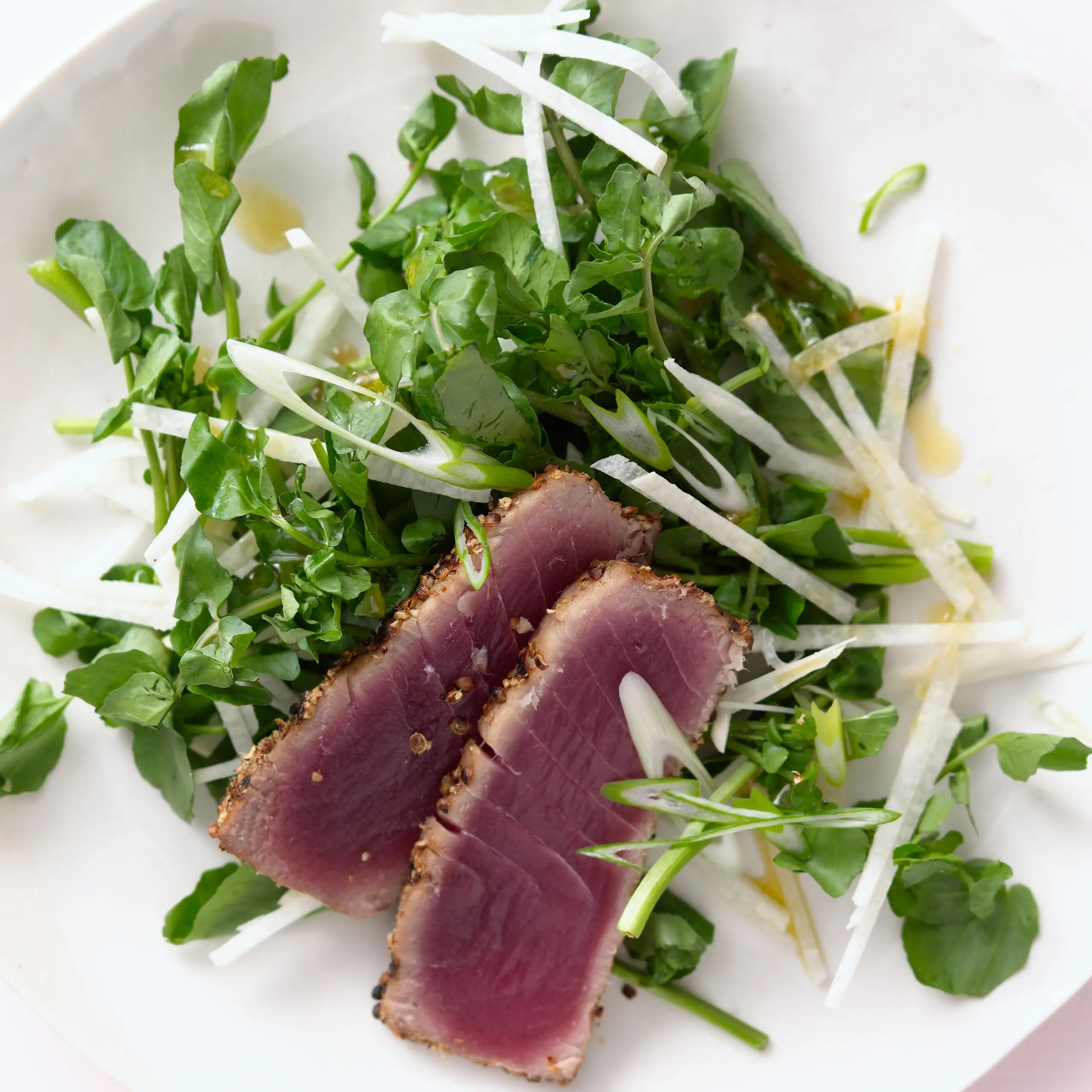 Salada de atum grelhada e agrião com sabores asiáticos