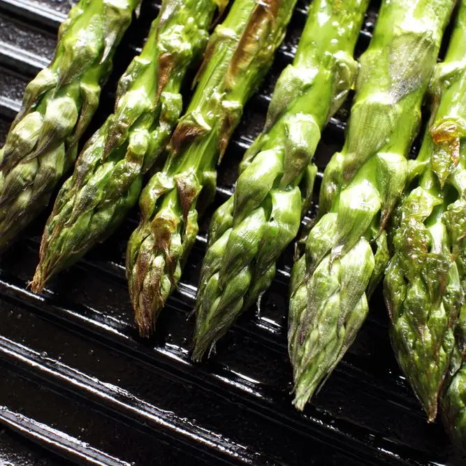Aspargos assados, grelhados ou grelhados