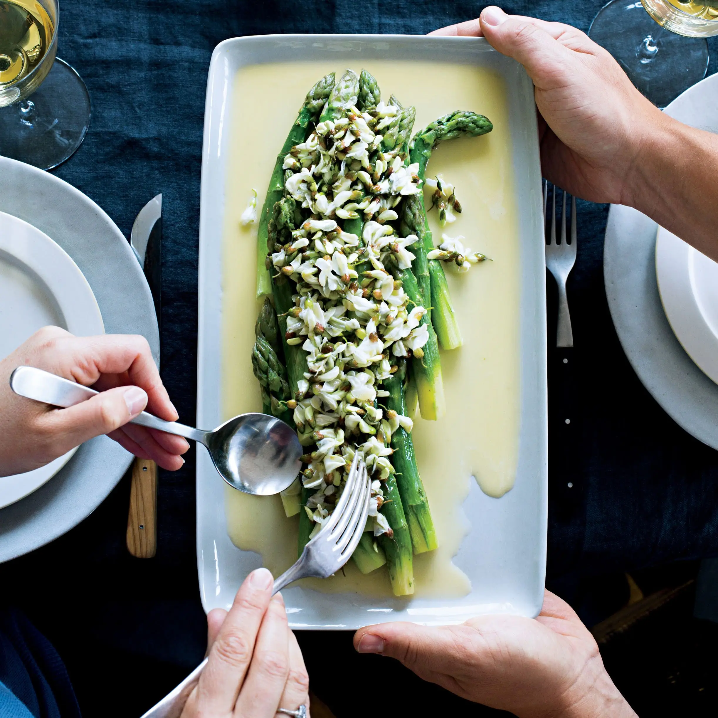 Aspargos com o mexilhão Beurre Blanc