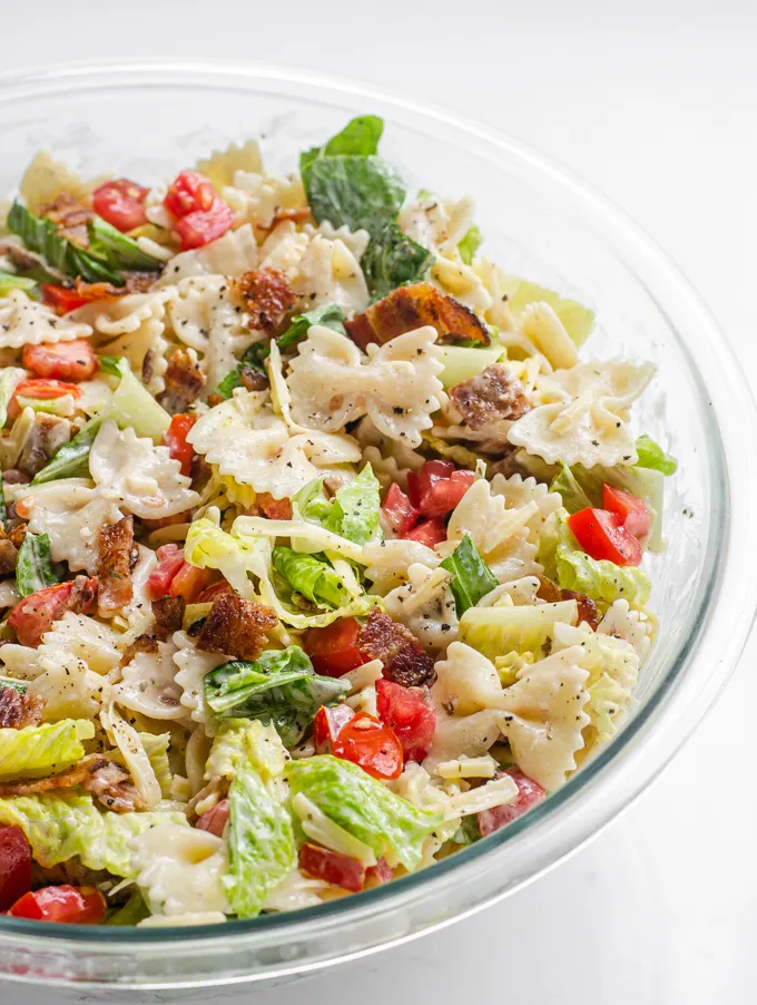 Salada de macarrão BLT Bowtie