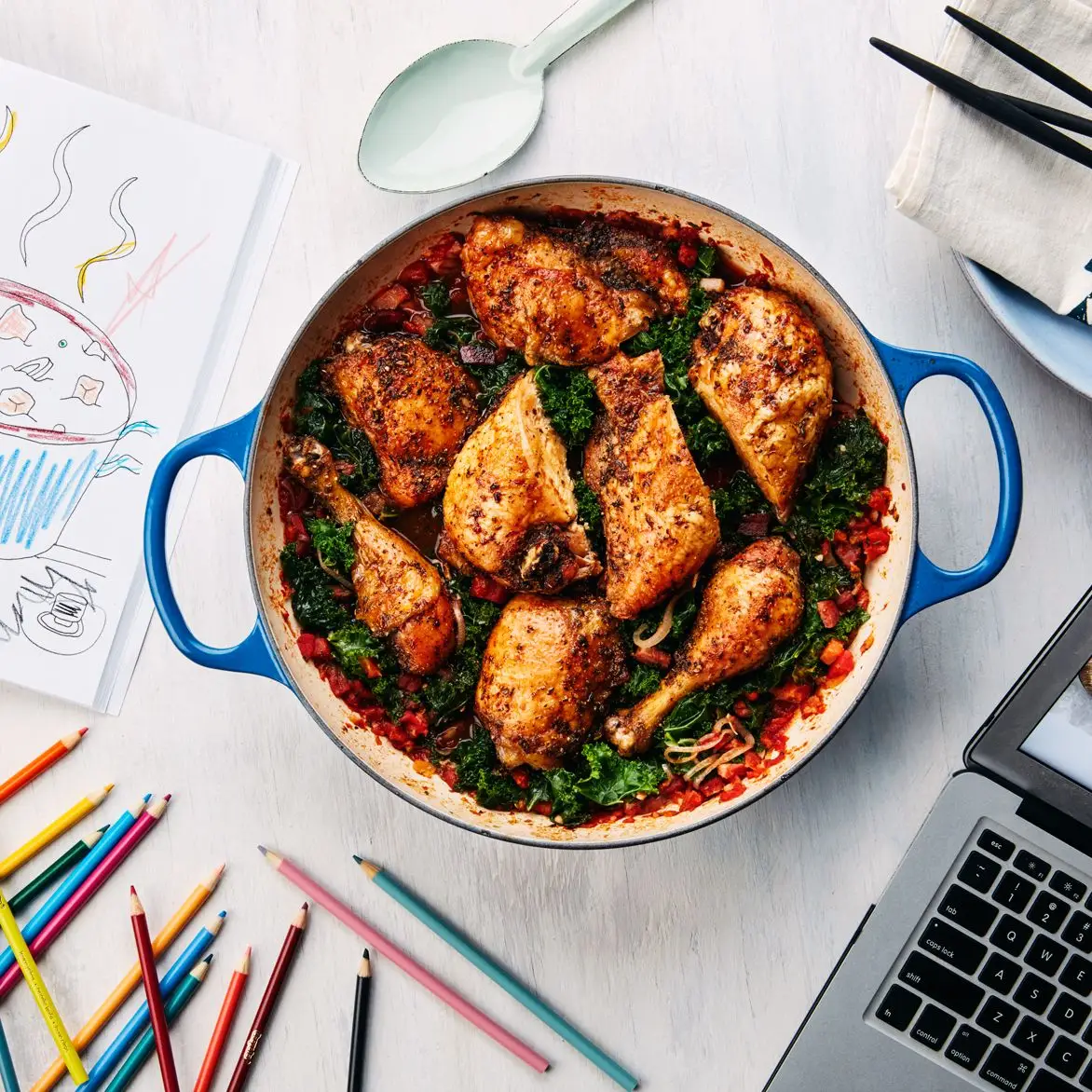 Frango assado com bacon, tomate e couve