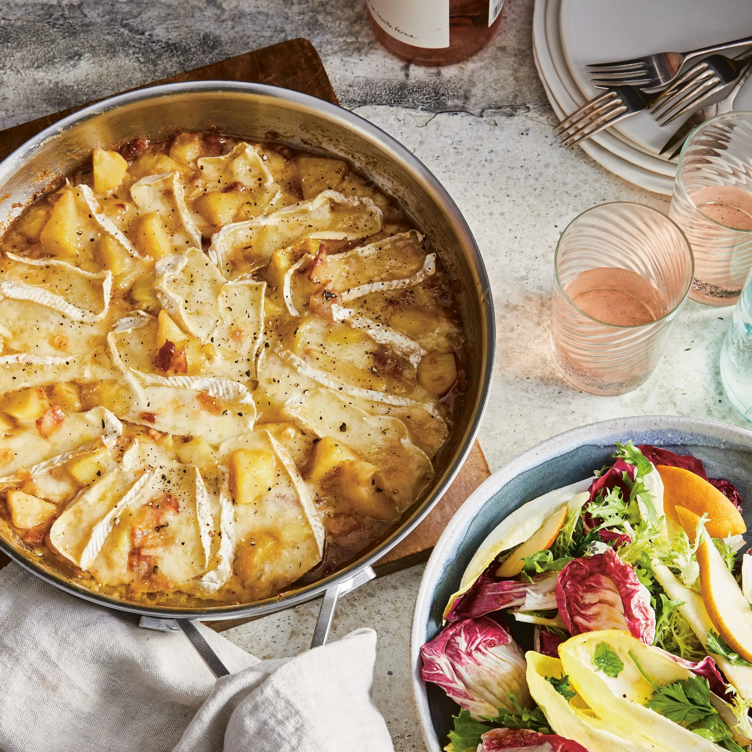 Tartiflette de uma panela com alfaces amargas e salada de pêra