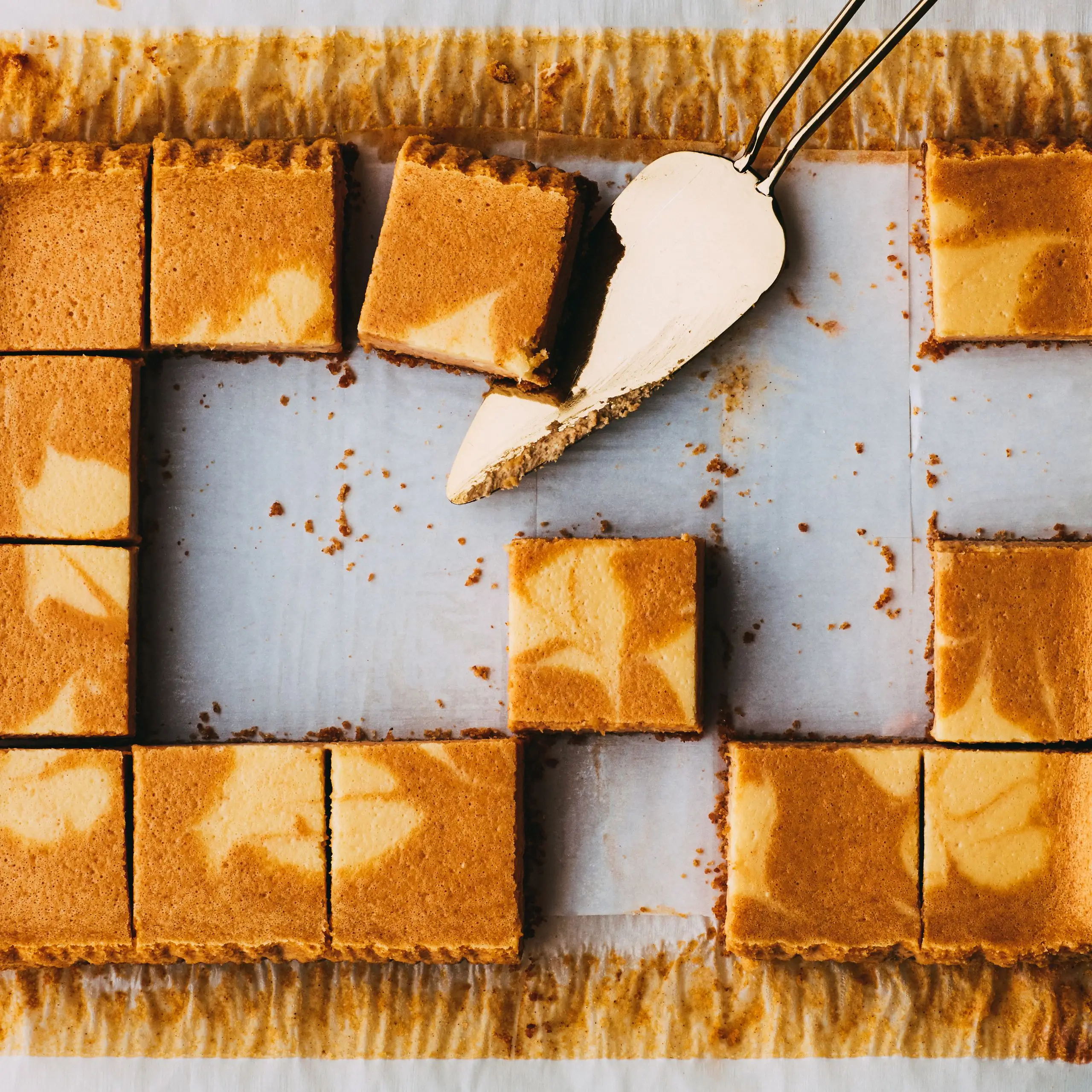 Barras de cheesecake de mapelo de abóbora marmorizadas