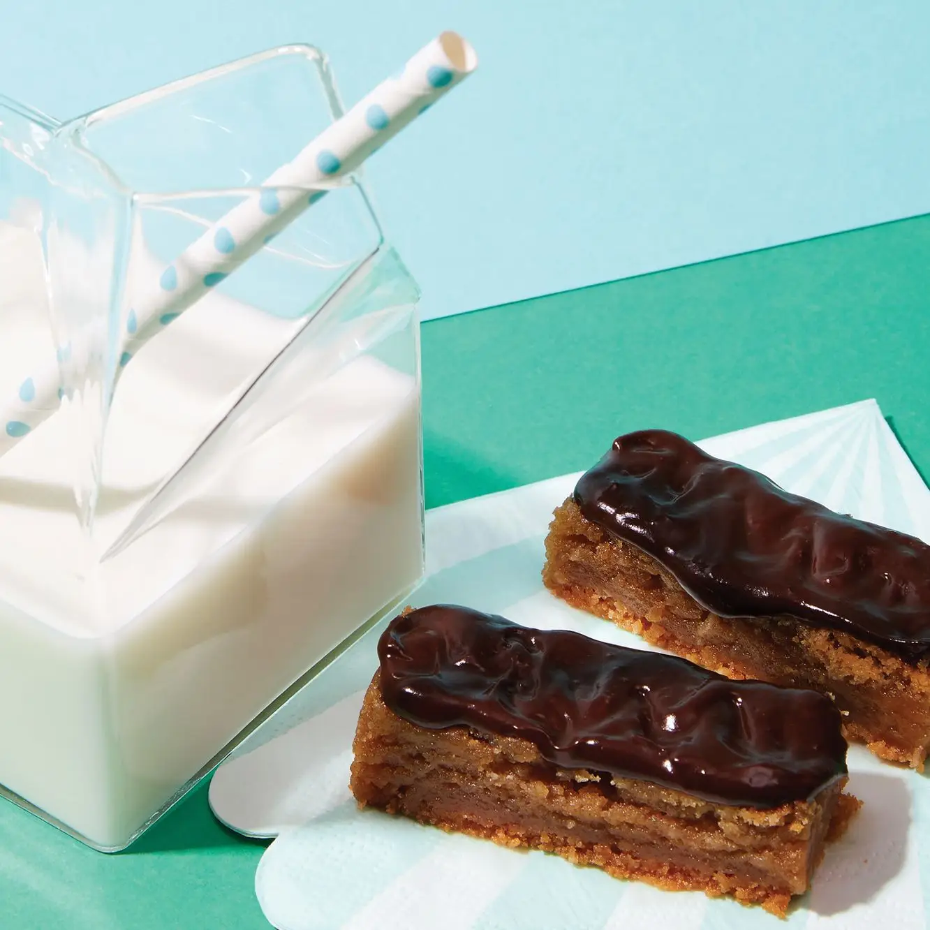 Dedos de manteiga de amendoim com esmalte salgado de chocolate ao leite