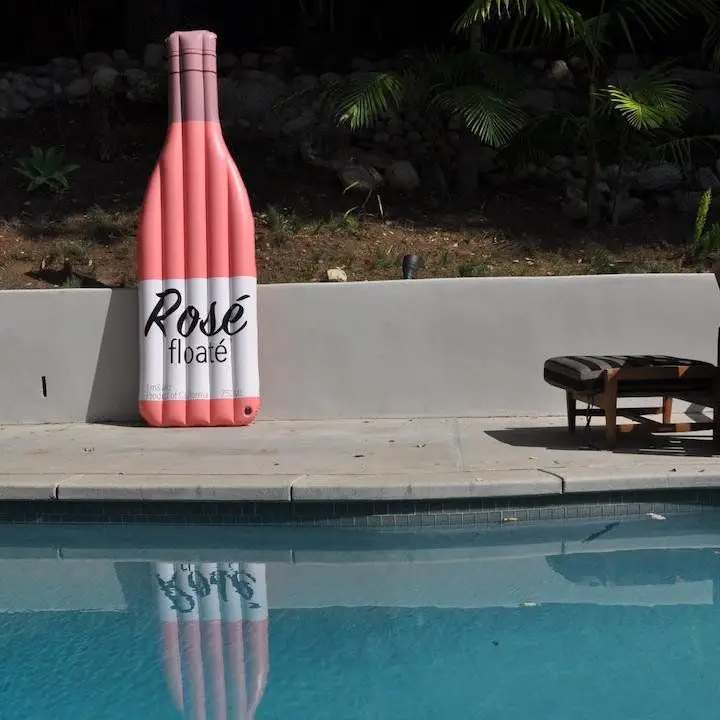 6 flutuadores de piscina inspirados em bebida que você precisa neste verão