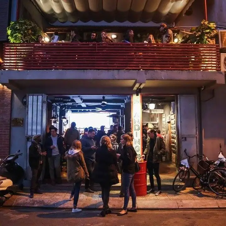 É assim que bebe o seu caminho através de Hanói