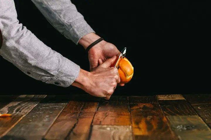 Peeling citrus