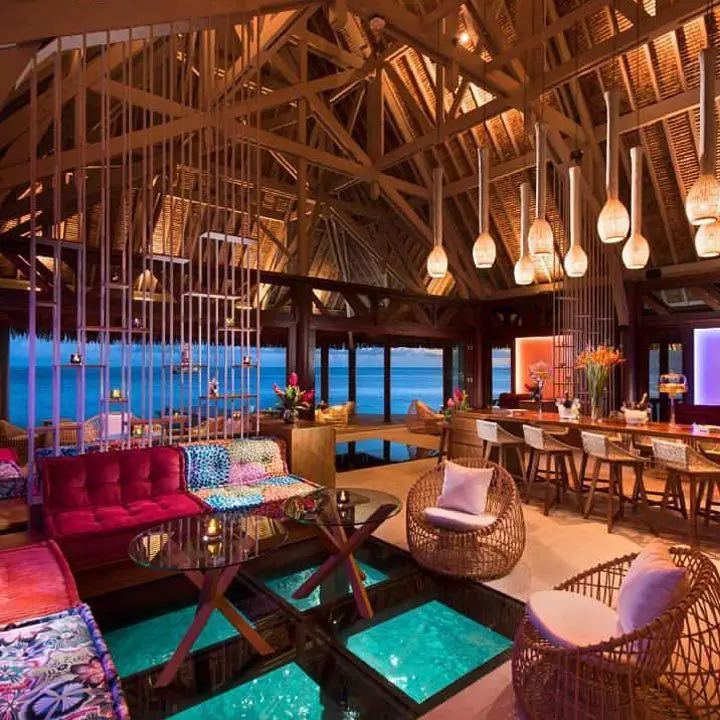 Boire le rhum sur Tahiti