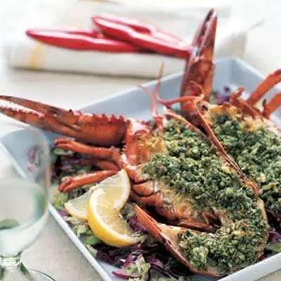 Lagosta assada com pesto de base de manjericão