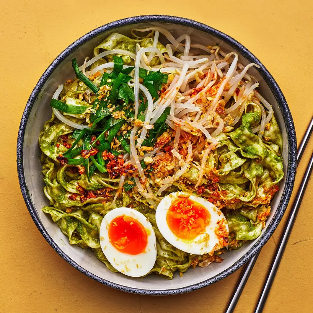 Macarrão de molho de manjericão tailandês com ovos jammy