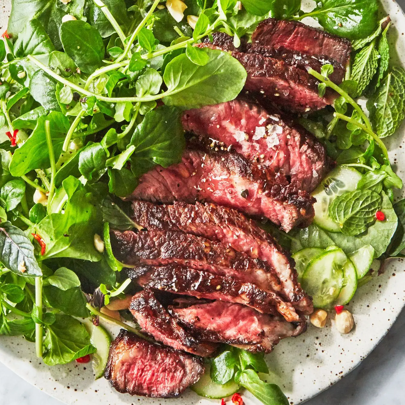 Bife com salada de agrião e molho-chile-limão