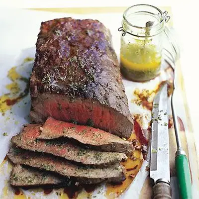 Tri-ponta defumada a lenha com molho de erva siciliana