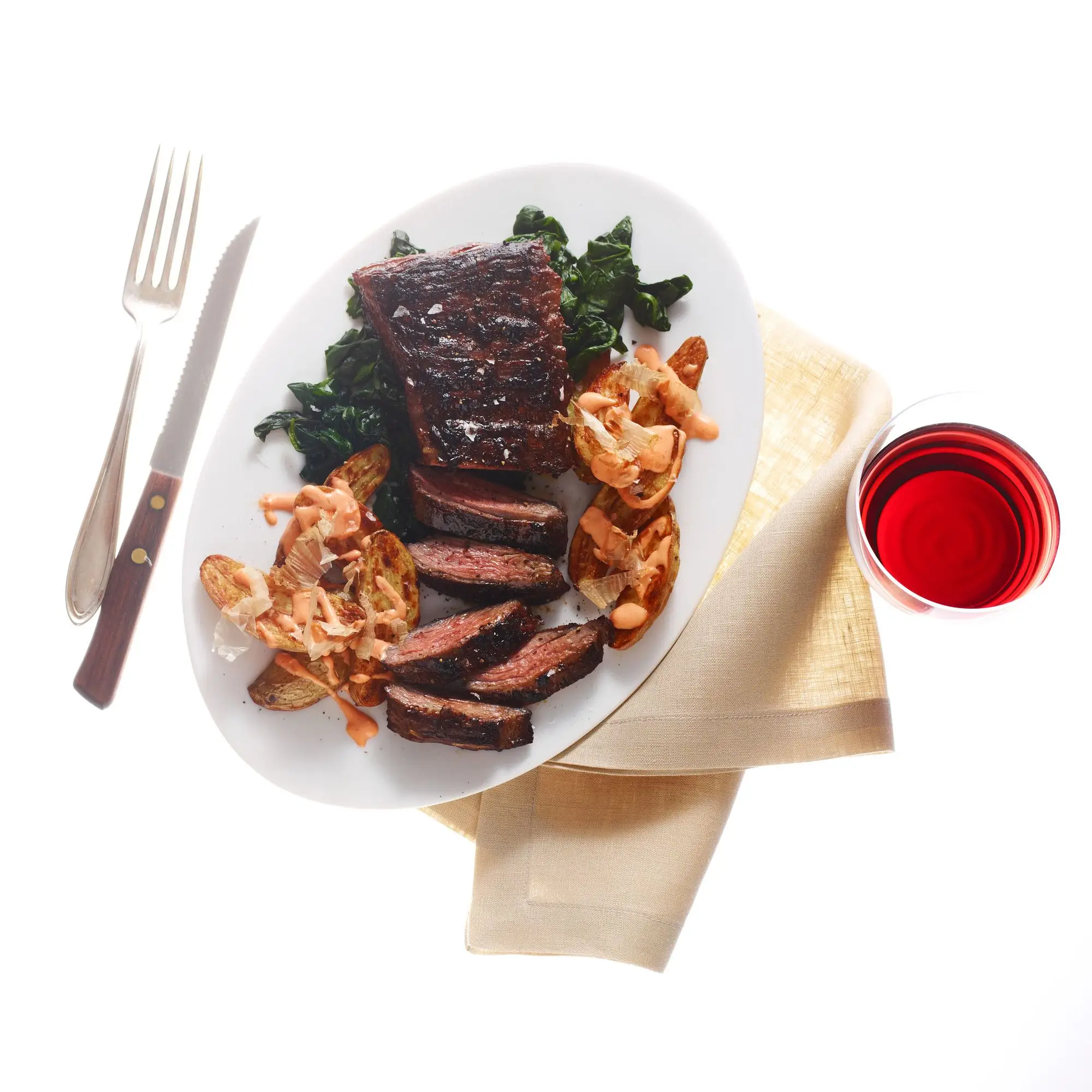 Bife de saia marinada rápida com batata sriracha e espinafre