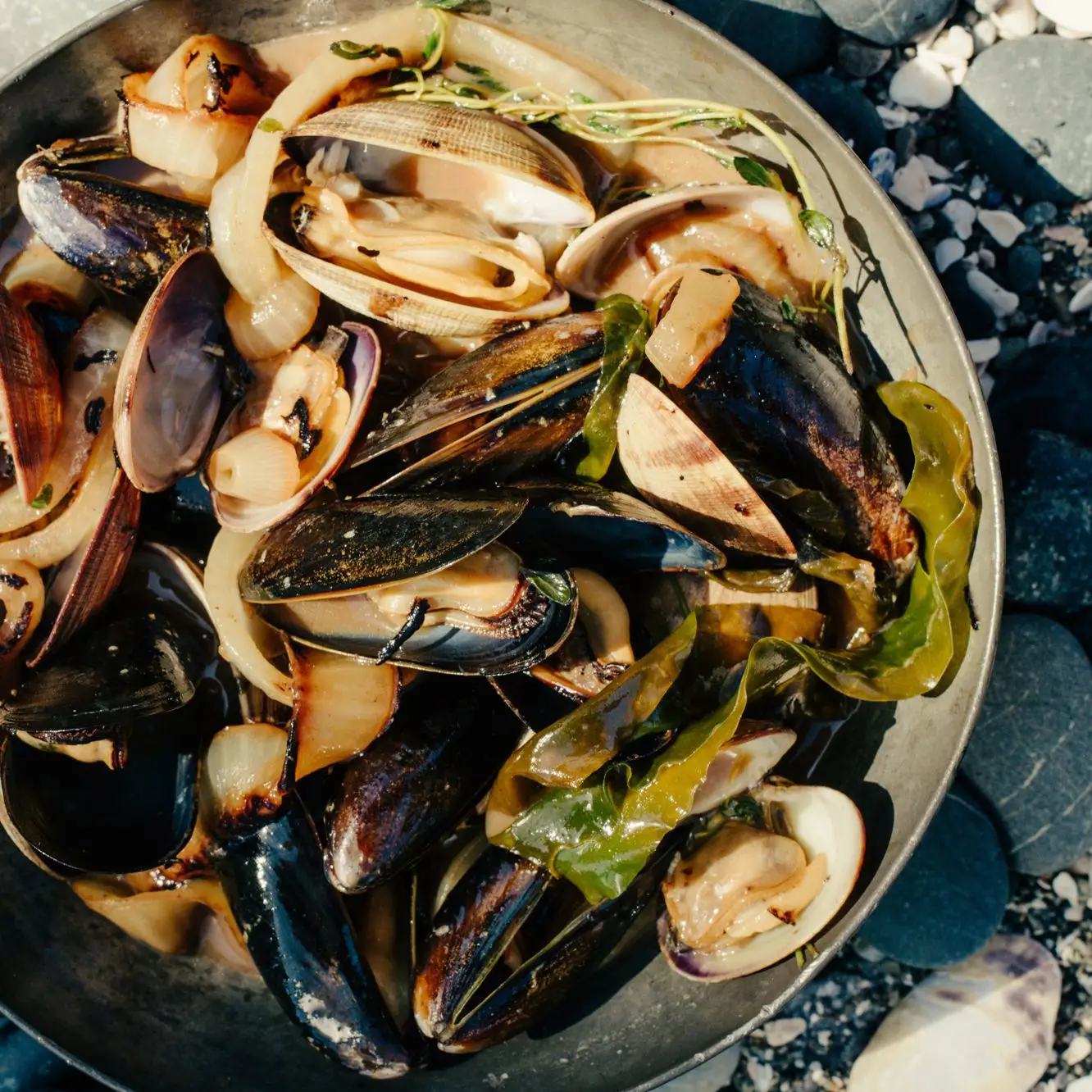 Mariscos robustos com cebolas carbonizadas