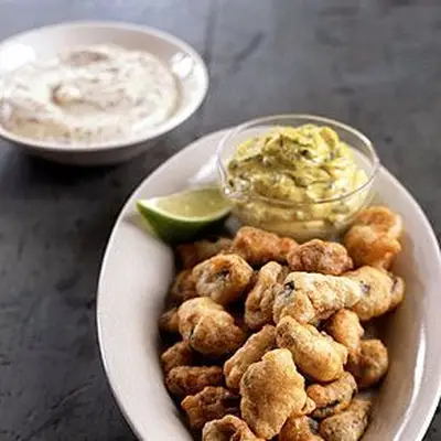 Mexilhões fritos de cerveja com dois molhos