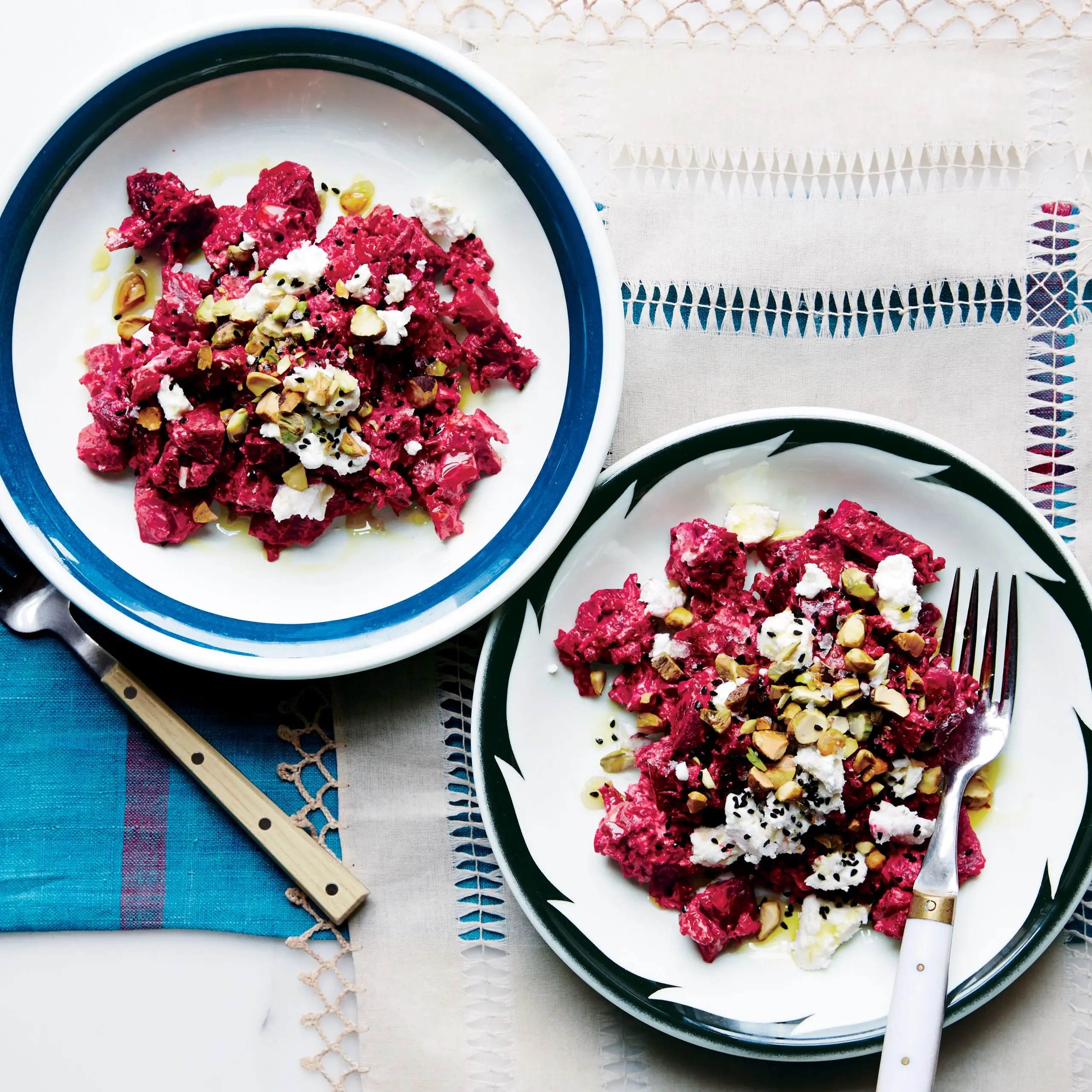 Beterraba com queijo de cabra, sementes de nigella e pistache