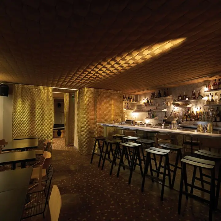 O Syndicat Cocktail Club de Paris é muito sério sobre sua política de garrafas somente francesa