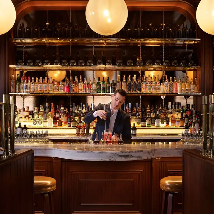 Essas três bebidas mostram por que a agitação lateral de Londres é um bar que importa